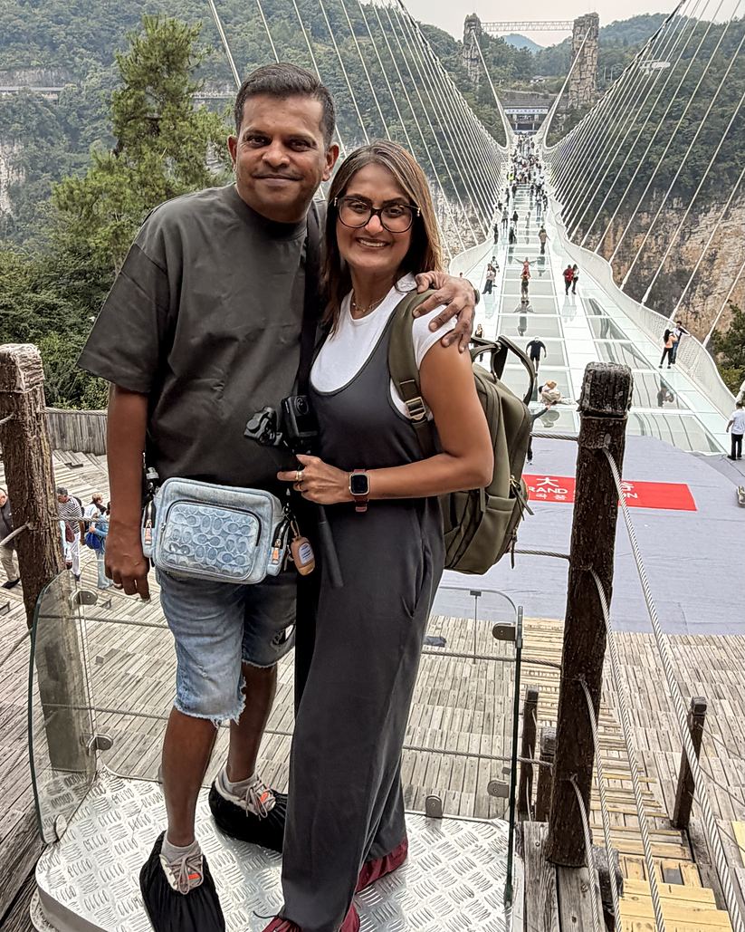Rinnku & Ritesh on a glass bridge in Zhangjiajie