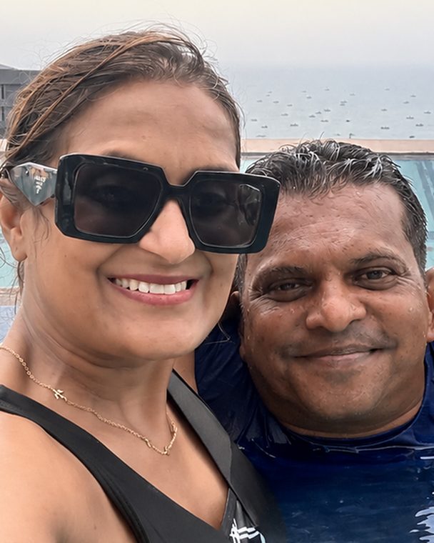 Rinnku & Ritesh in an infinity pool by the sea in Dapoli